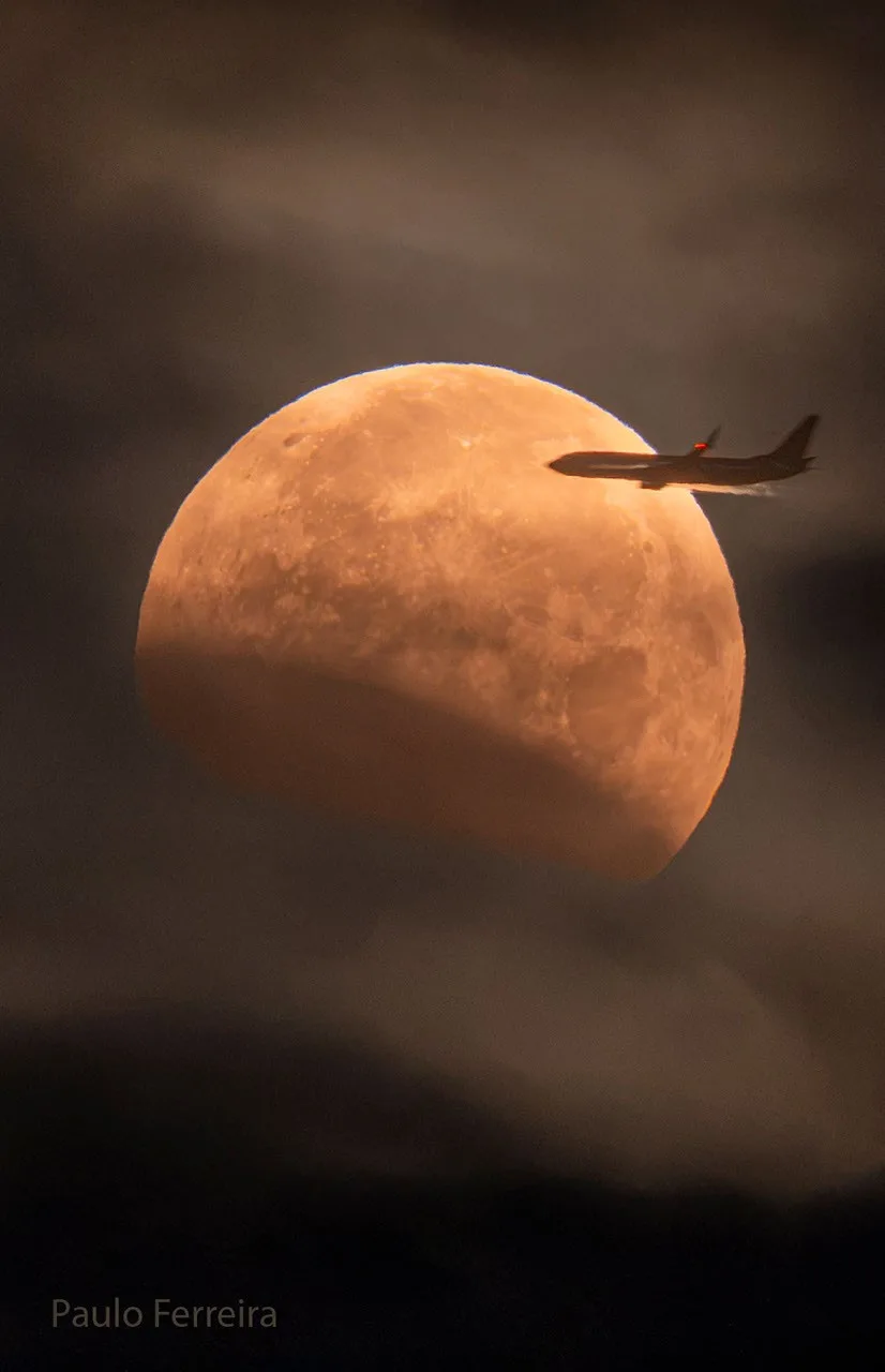 Fase do eclipse lunar total observada durante voo sobre Portugal