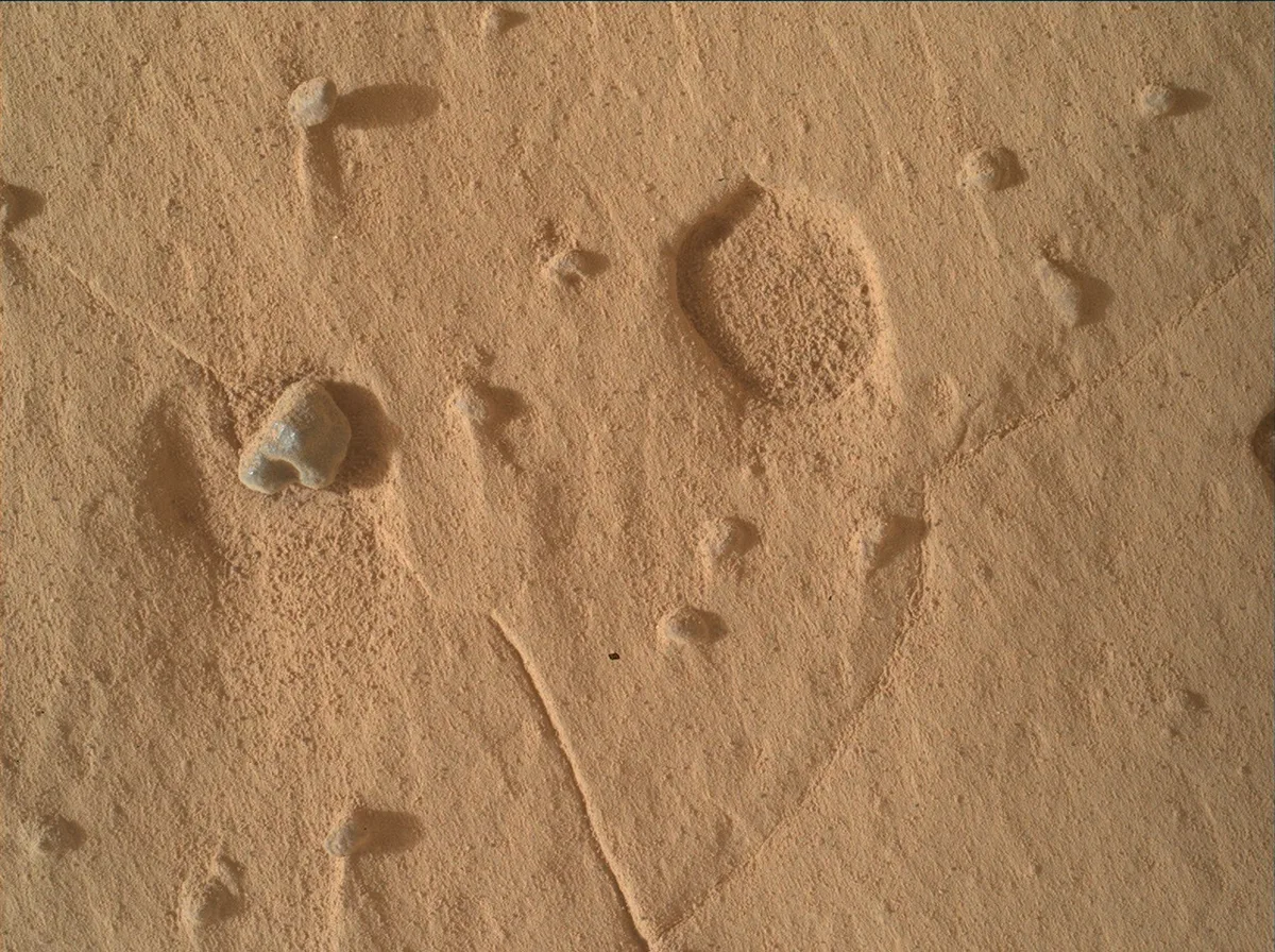 Imagem do rover Curiosity explorando as formações rochosas de Marte